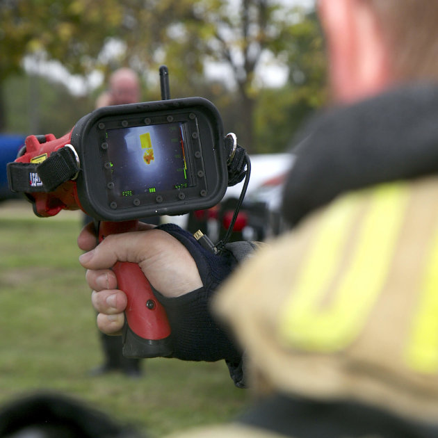 termalna-kamera-služi-potraga-nestalih-osoba-pretraživanje-objekata-područja-zahvaćenih-požarom