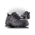 Low work shoes with breathable thermo - insulation that protects the foot from external thermal influences.