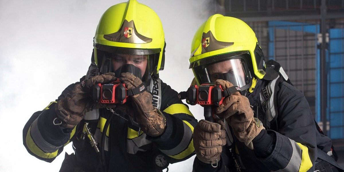 how-firefighters-use-thermal-imaging-camera-when-extinguishing-fire